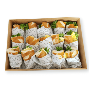 מגש אירוח חלבי כריכוני פרעצל עם חביתה